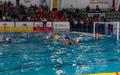 Sílvia Morell, agafada per l'excapitana del CNS Olga Doménech | Pau Vituri